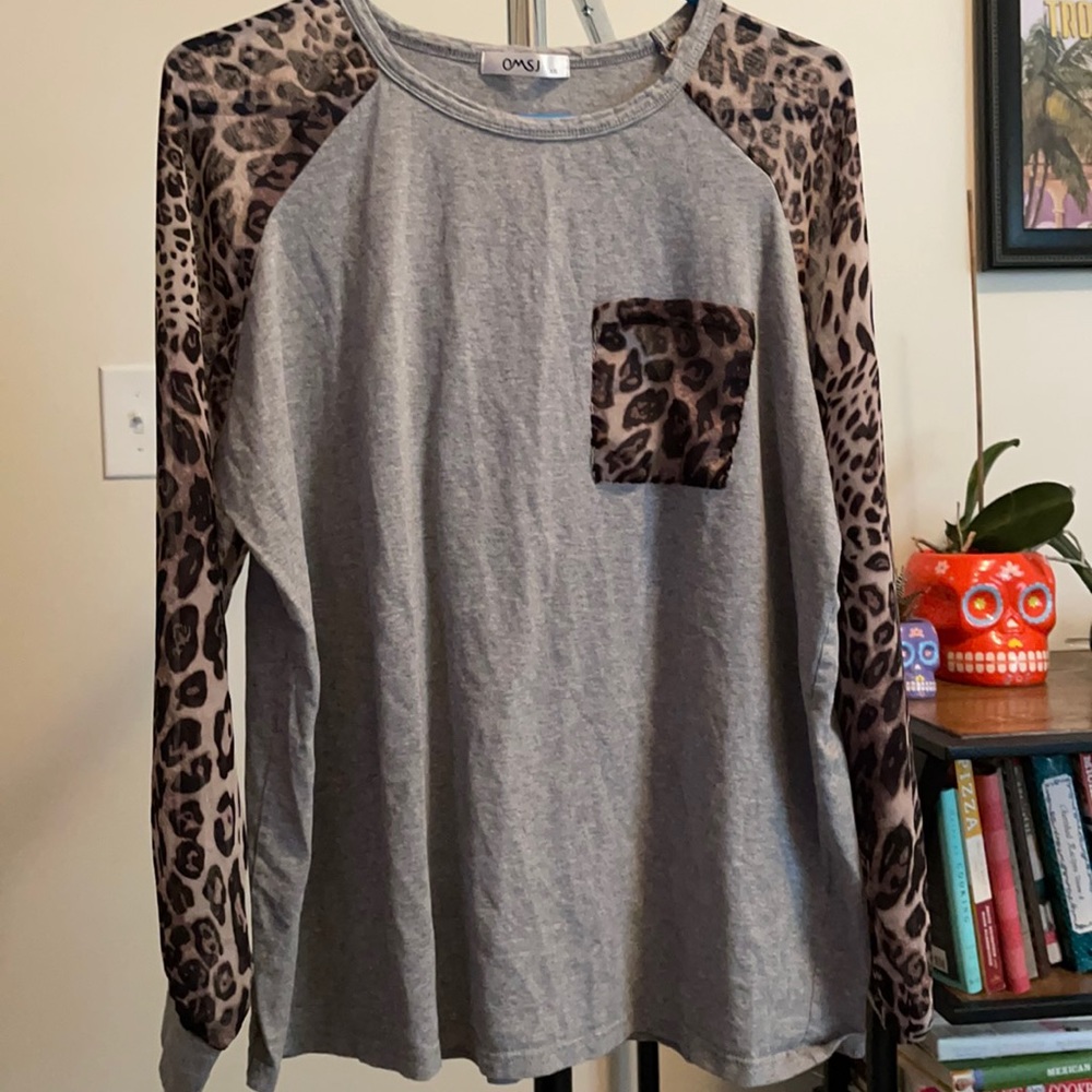 Leopard print baseball tee size xxl (fits like xl)